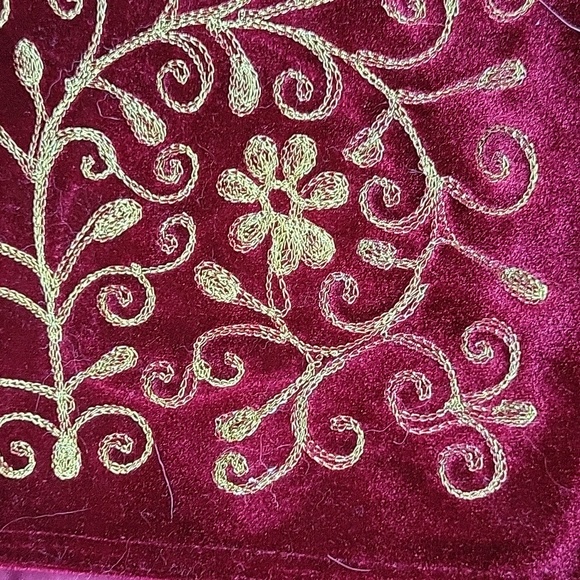 Velvet table runner. - Picture 3 of 7